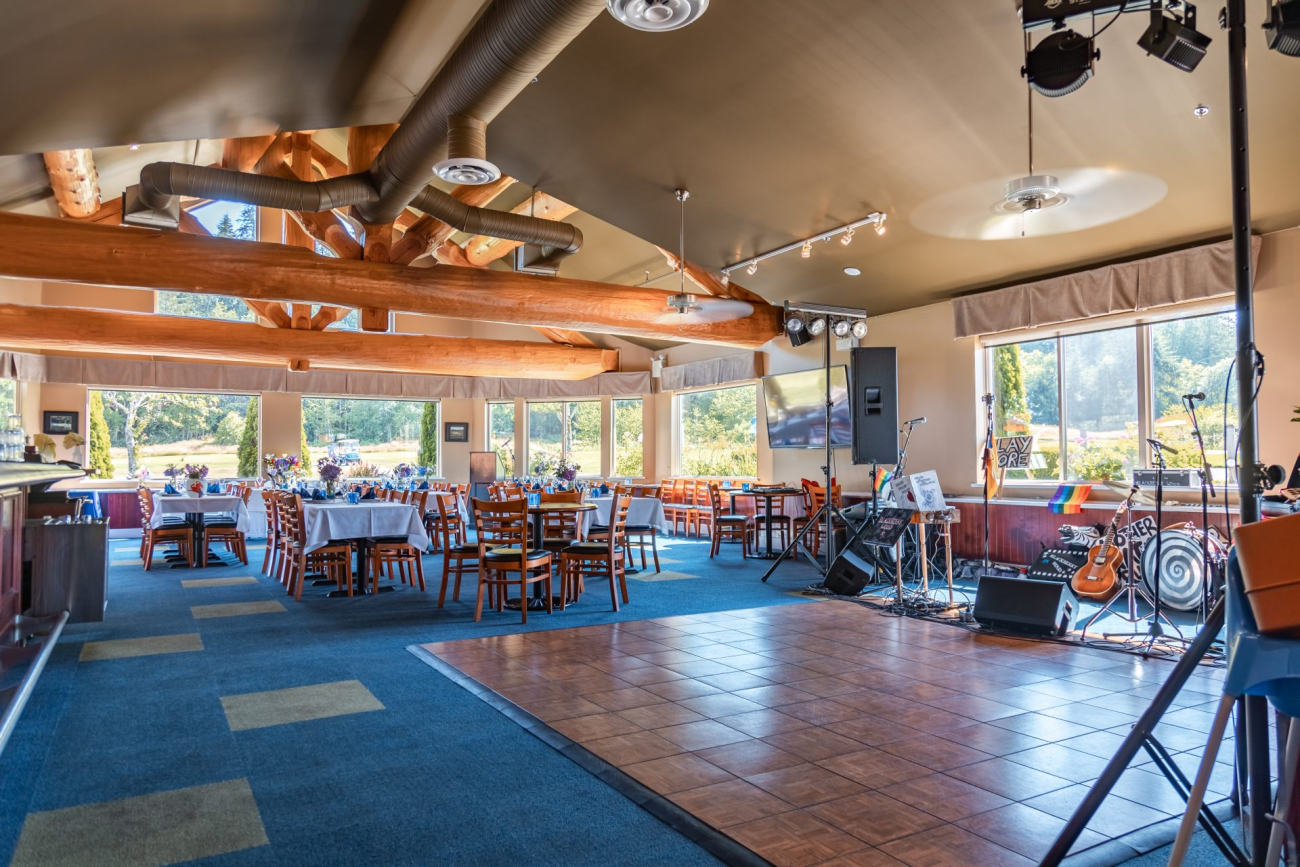 floating-dance-floor-blue-ocean-golf-club